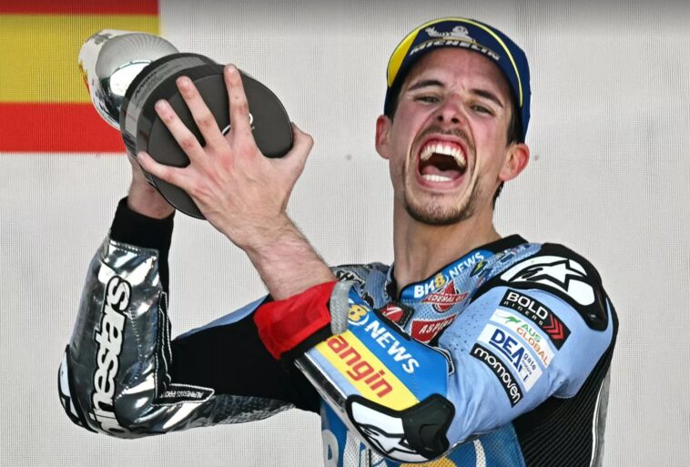 Alex Marquez soulève son trophée du GP d'Espagne